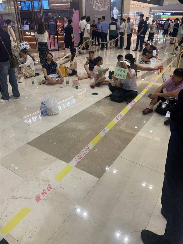 Claim of Police Restraint at Changsha Mall