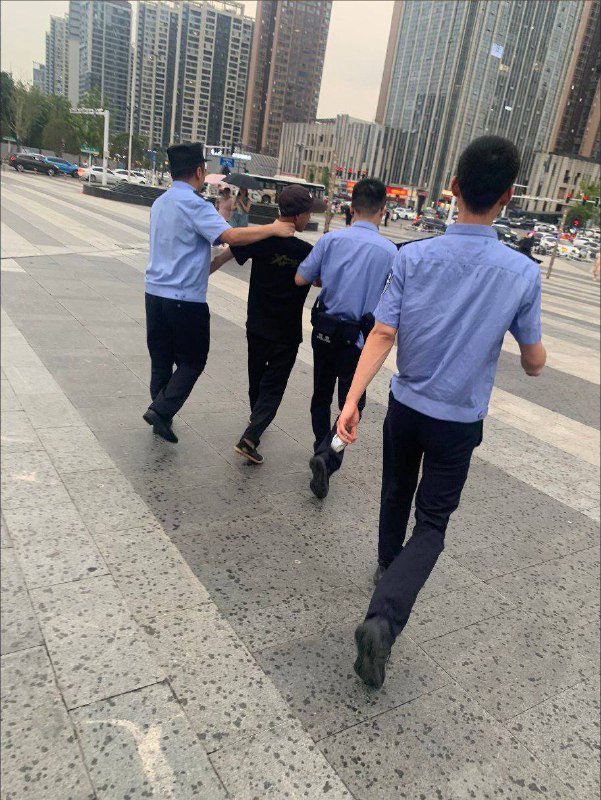 Claim of Police Restraint at Changsha Mall