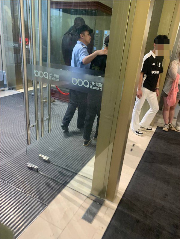 Claim of Police Restraint at Changsha Mall