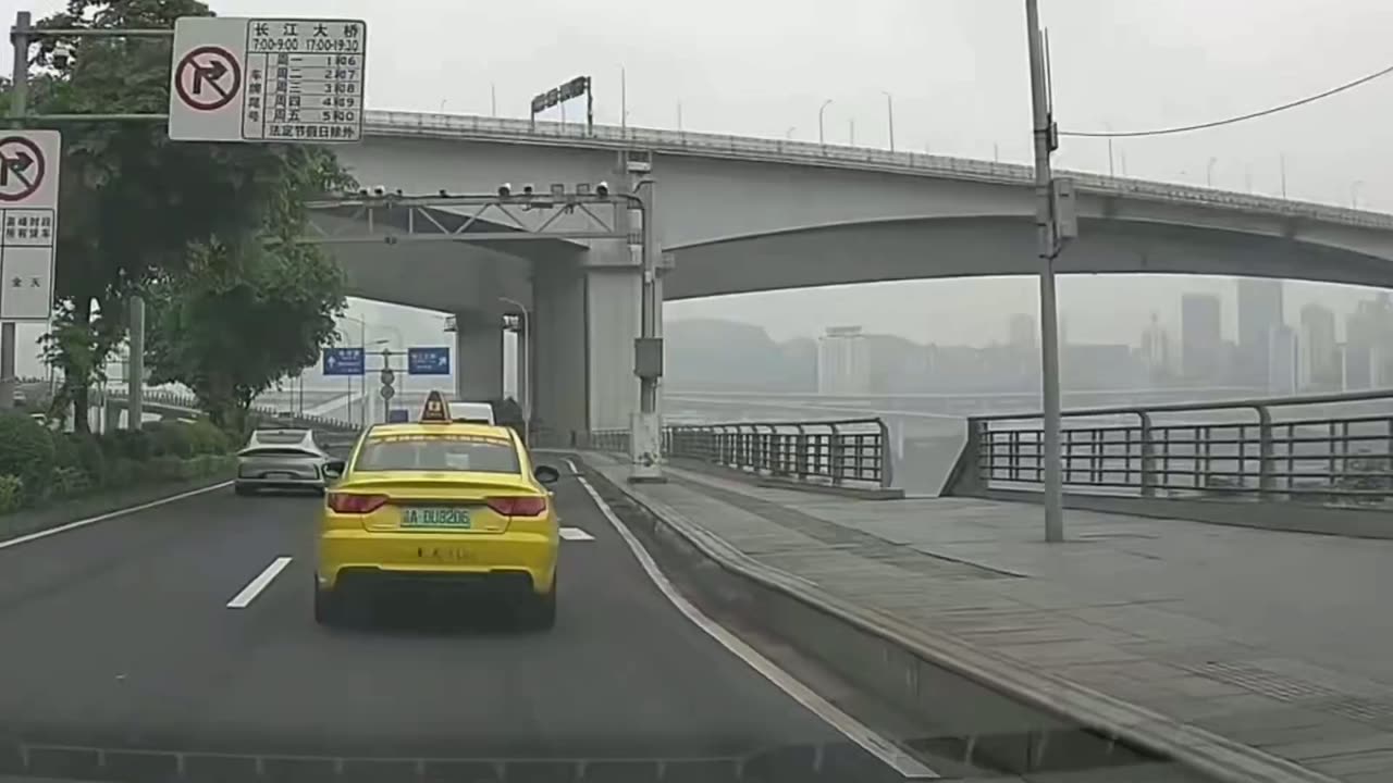Man Reportedly Jumps from Chongqing Bridge