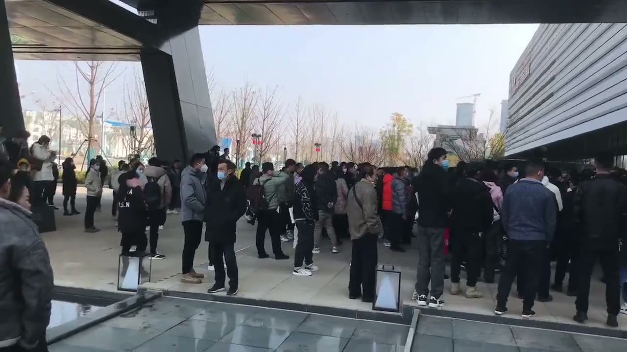 Hundreds of Homeowners Gather at Wuhan Project