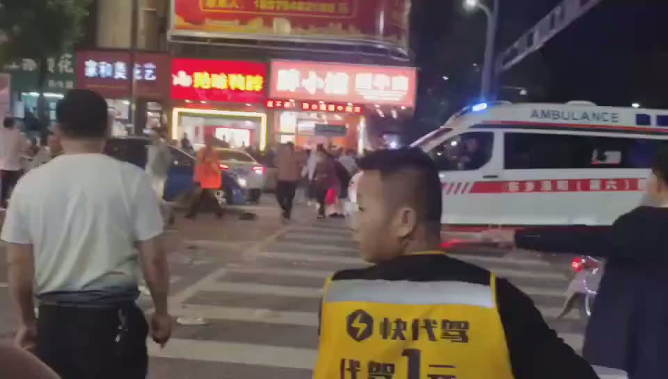 Car Drives Onto Sidewalk in Jiangxi’s Dongxiang District
