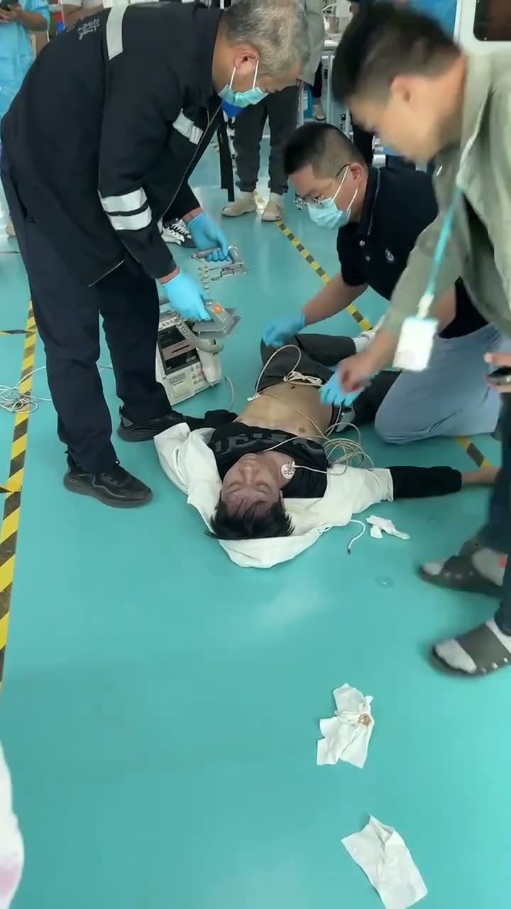 Material Explains How AEDs Work