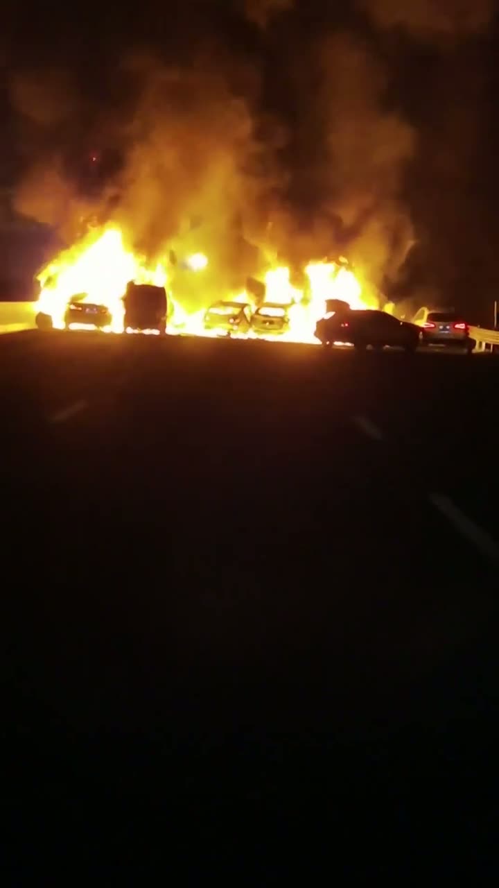 Multiple Vehicles Catch Fire in Xiangtan Expressway Crash