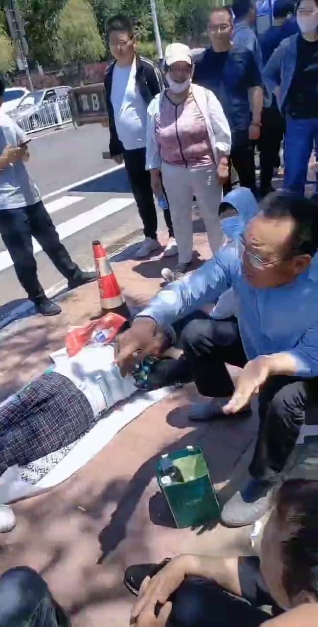 Video shows petitioners outside Tangshan hotel