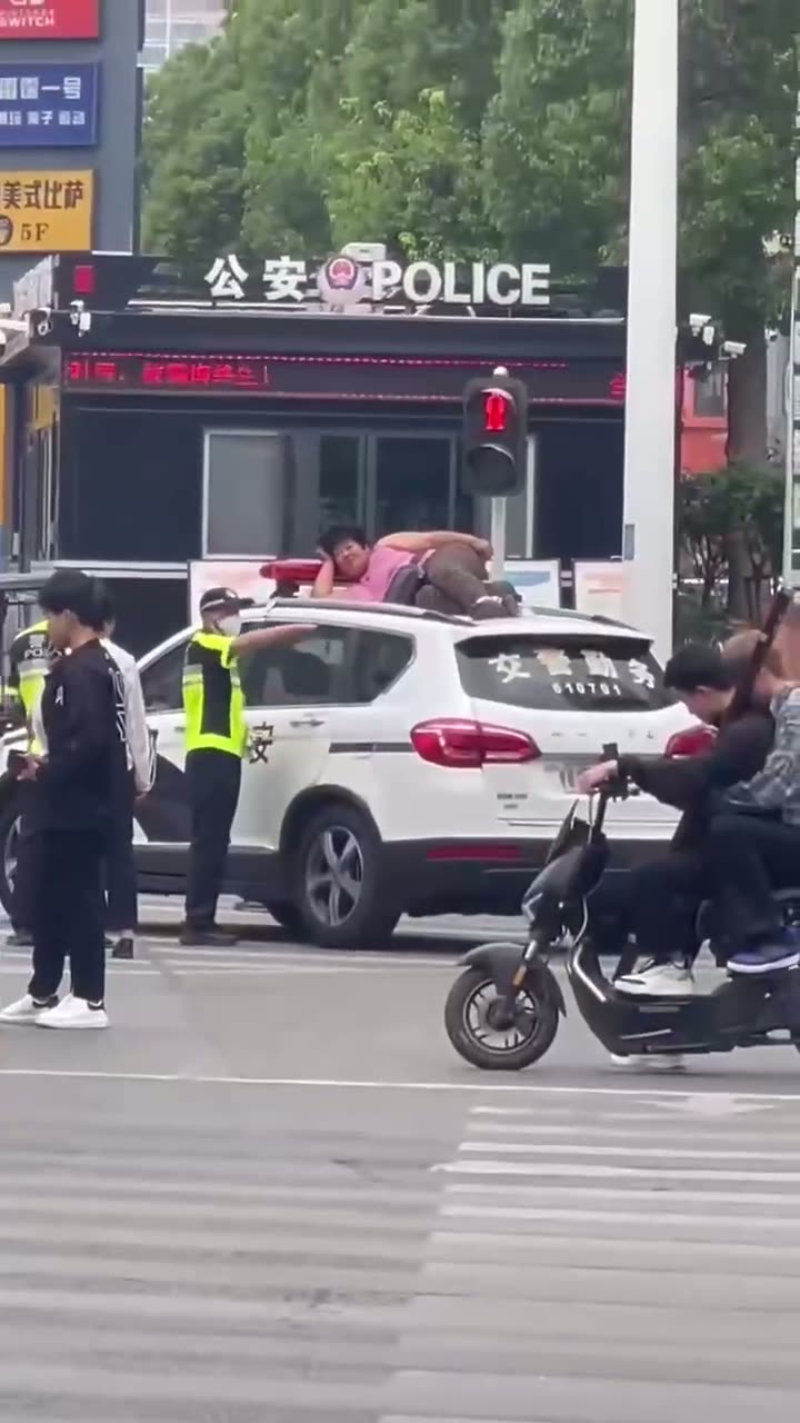 Footage Shows Splashing on Police Car Roof