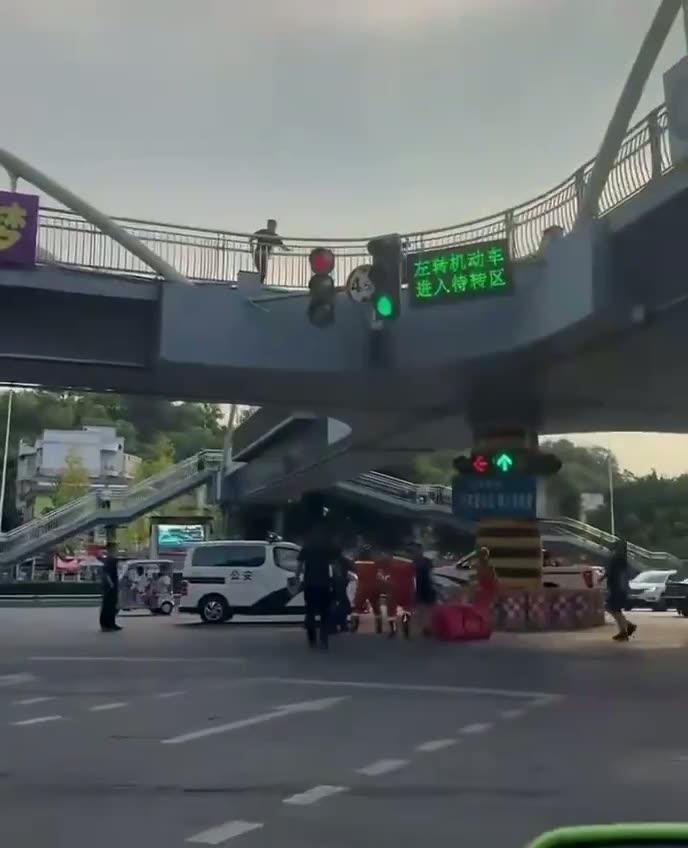 Man reportedly caught by firefighters after bridge jump in Sichuan
