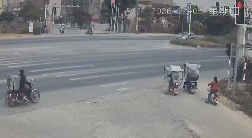 Post Warns Against Running Red Lights
