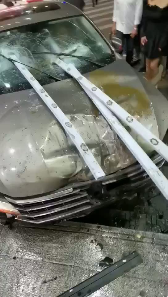Car Drives Onto Sidewalk in Jiangxi’s Dongxiang District
