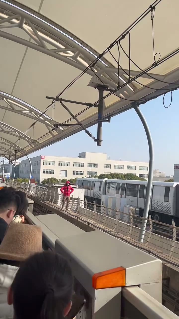 Post Claims Subject Entered Shanghai Metro Line 8 Tracks