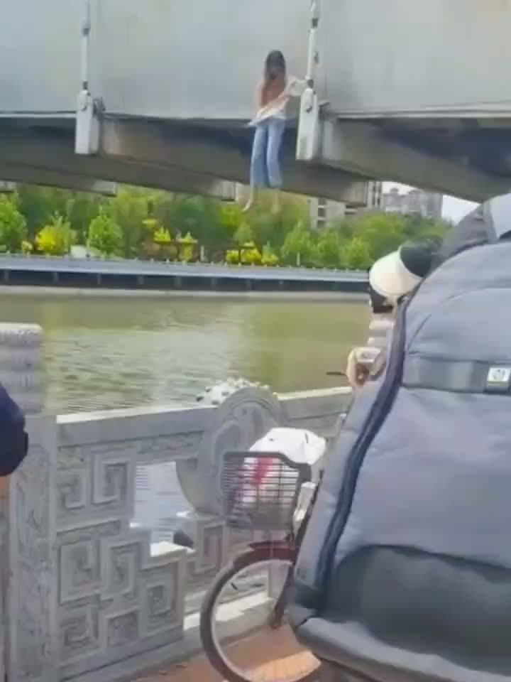 Girl in Xiamen Reportedly Jumps Into River in Suicide Incident