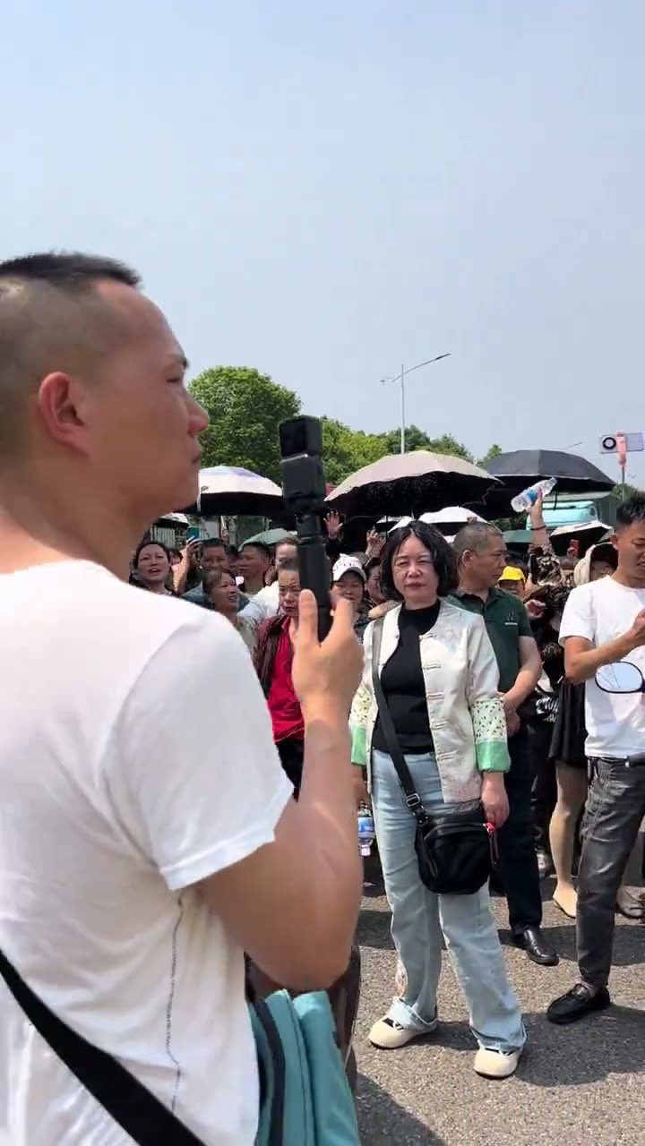 Yibin Owners Protest Over Rent Payments