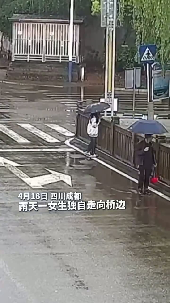 Girl reportedly jumps into river in Chengdu