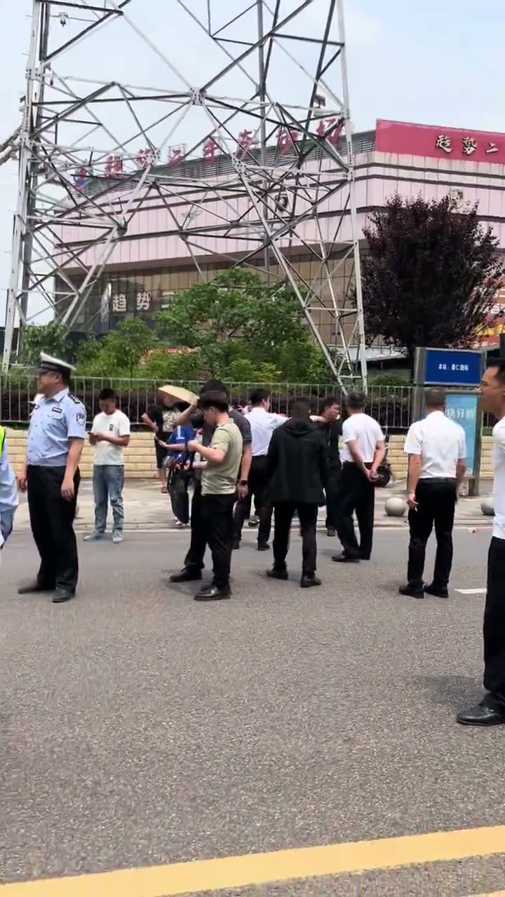 Yibin Owners Protest Over Rent Payments