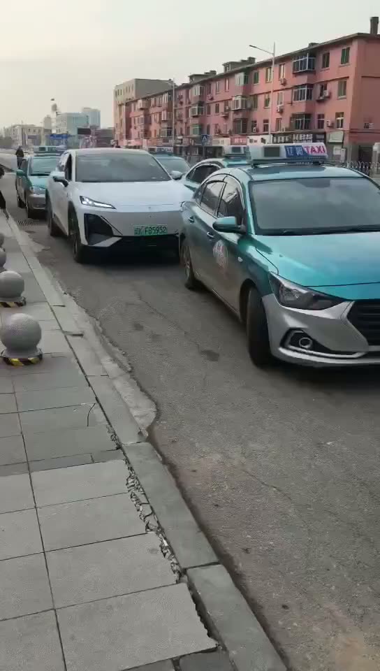 Taxis Reportedly Surround Ride-Hailing Car in Liaoyang