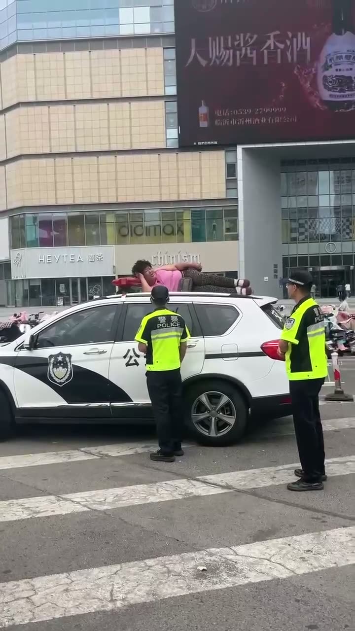 Footage Shows Splashing on Police Car Roof
