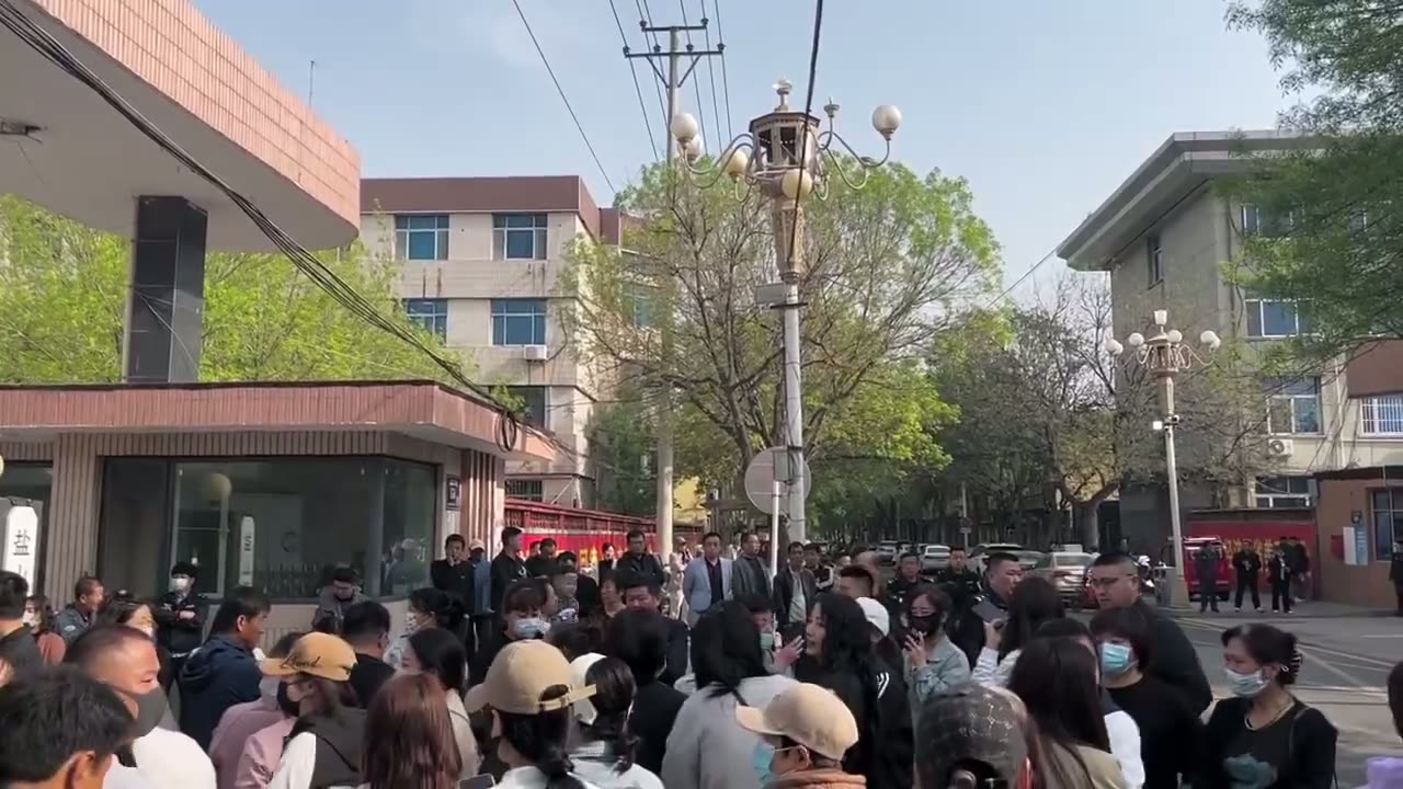 Qiantong Shoufu Owners Reportedly Gather Outside County Government