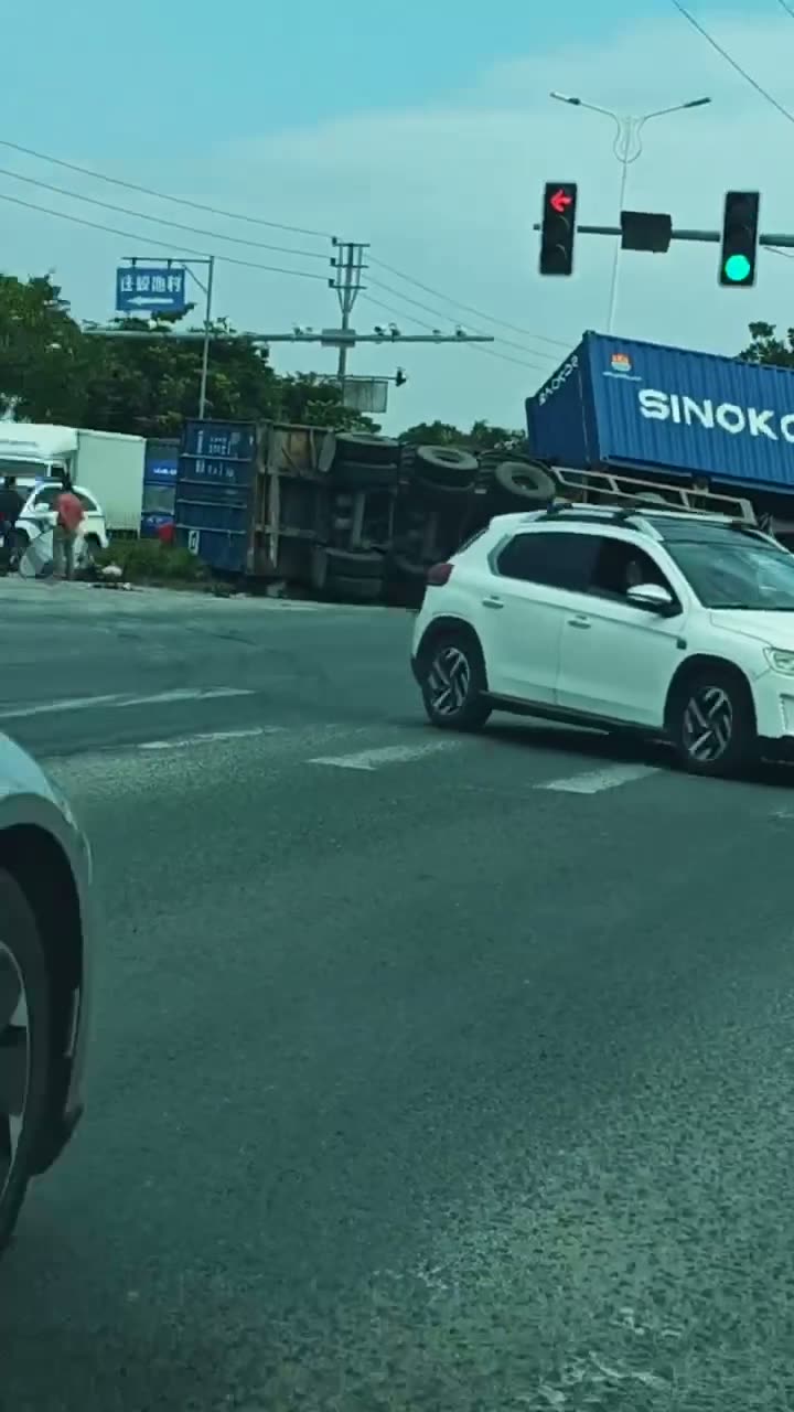 Post Warns Against Running Red Lights