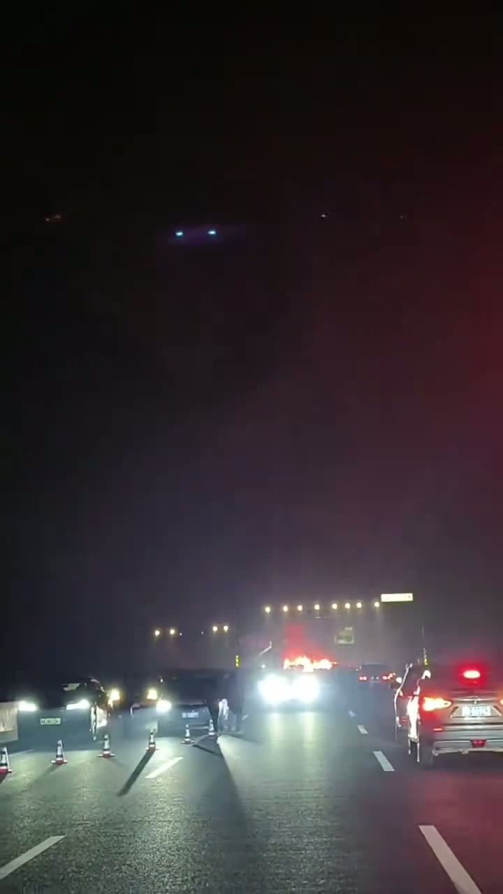 Multiple Vehicles Catch Fire in Xiangtan Expressway Crash