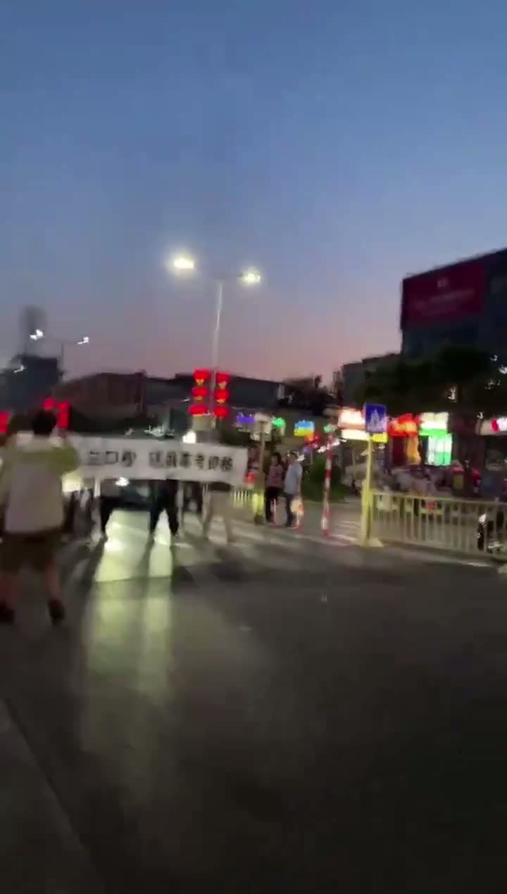 Yuncheng school students march for redress