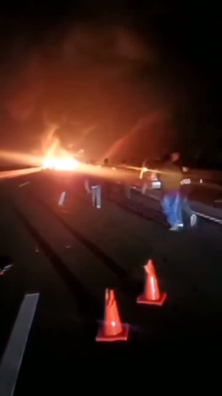 Multiple Vehicles Catch Fire in Xiangtan Expressway Crash