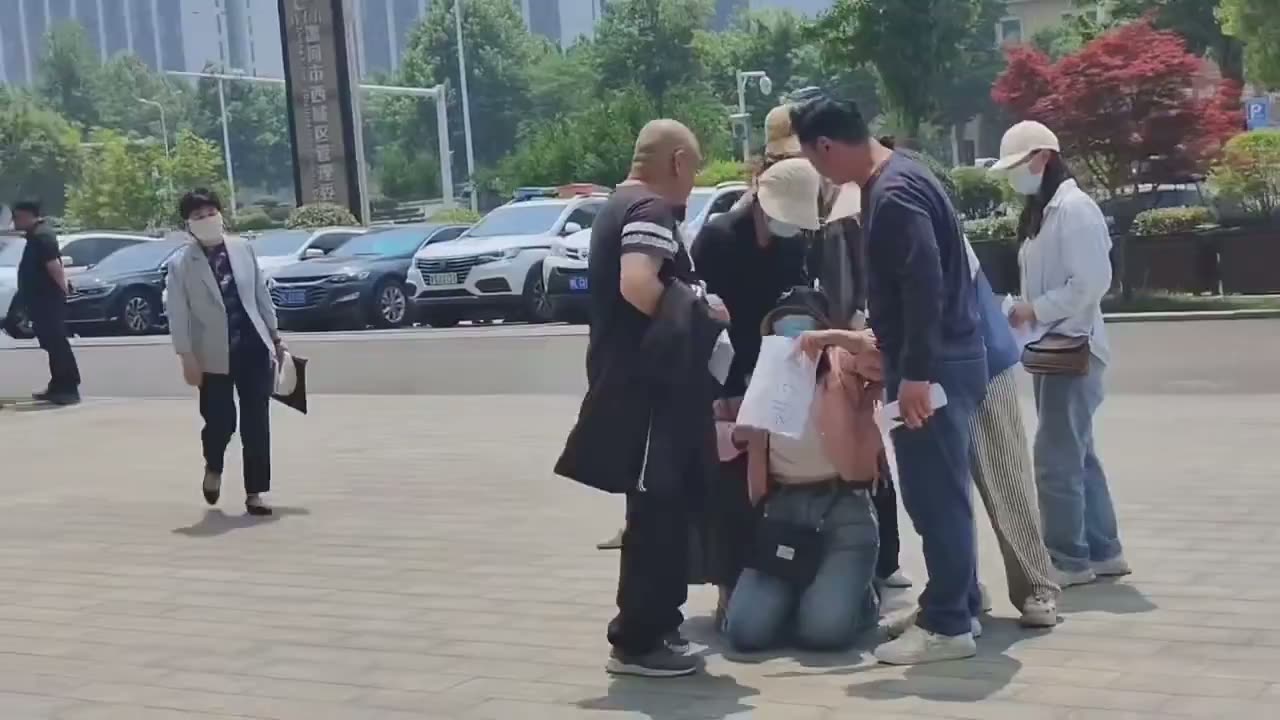 Unfinished-project owners kneel outside Luohe district office