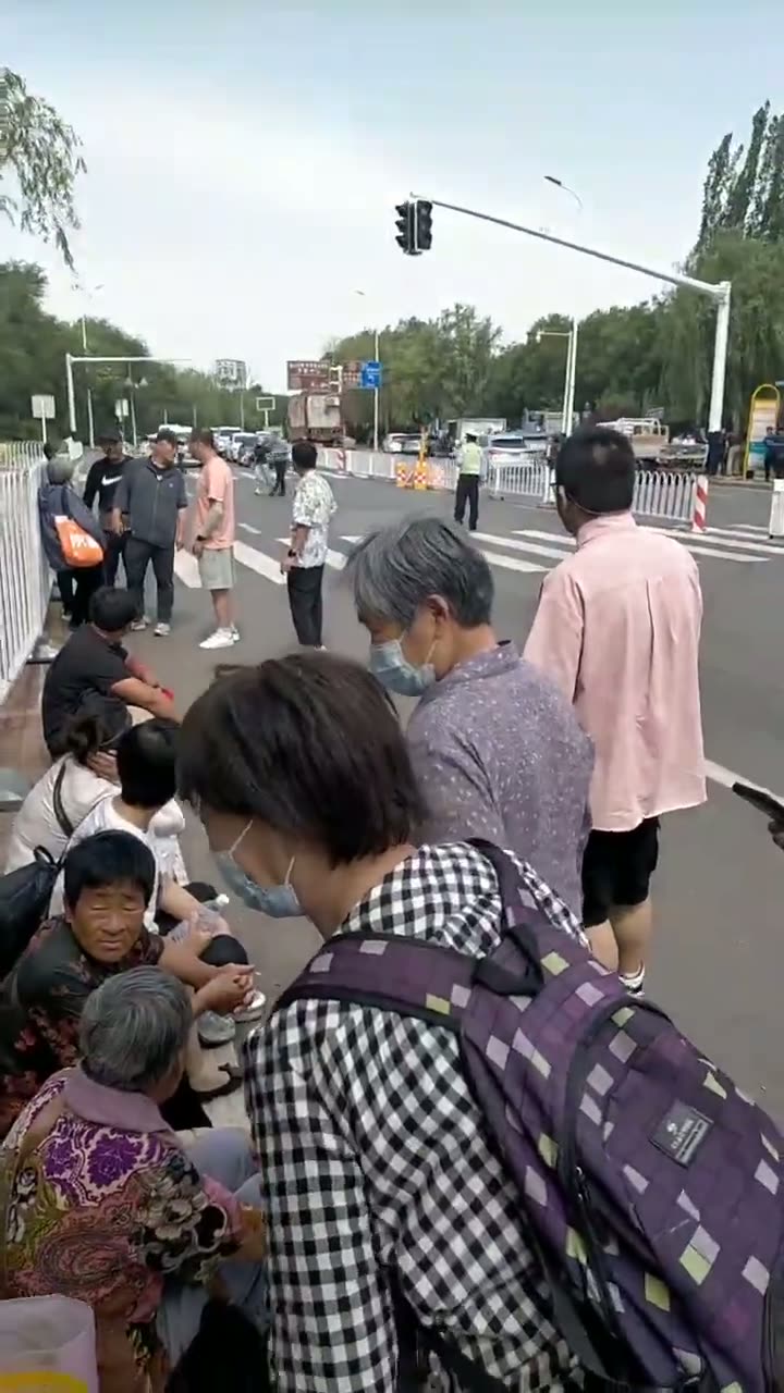 Video shows petitioners outside Tangshan hotel