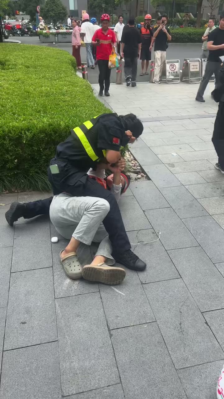 Post alleges security guard assaulted delivery worker